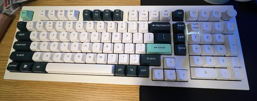 本体。ホワイトモデルを購入