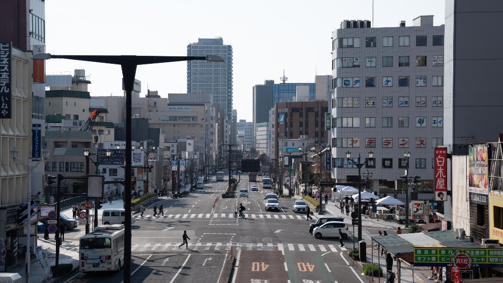 まずは一枚目。日中の都市背景
