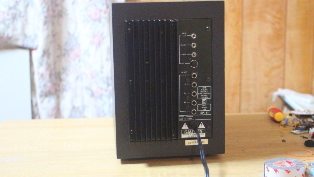 背面には大きなヒートシンクとサラウンド入出力コネクタ類