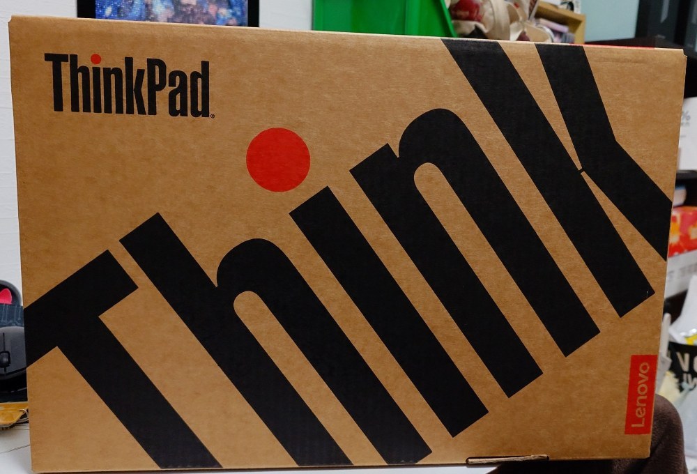 届いたらすぐにワクワクするのがThinkPad。箱のこだわりもすごい。