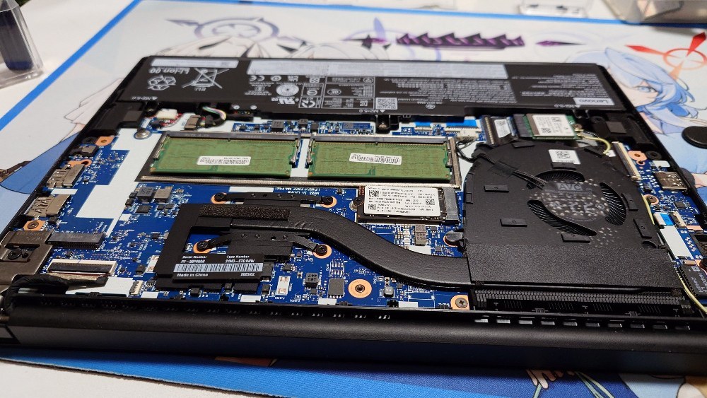 内部構造と拡張性 ― ThinkPadらしい“いじれる余地”と、Ryzen 7をシングルファンで回す無茶さの両立