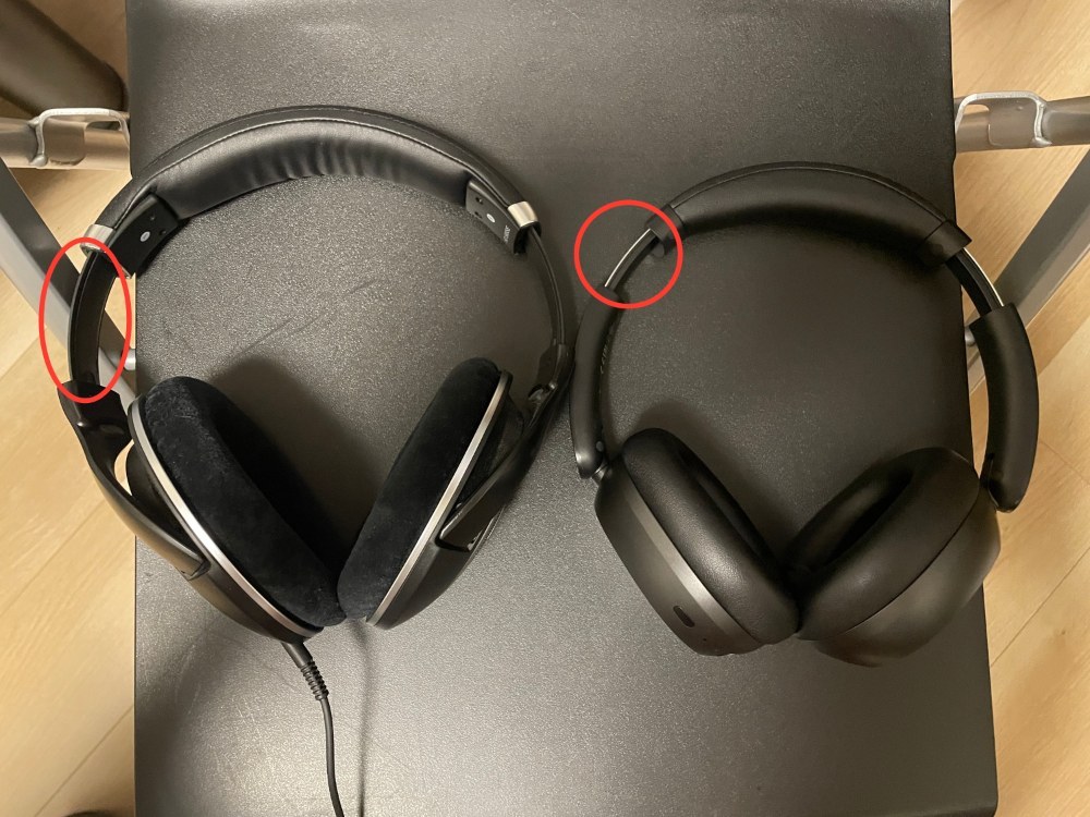 REDMI Headphones Neo（写真右）は調整幅が明らかに少ない