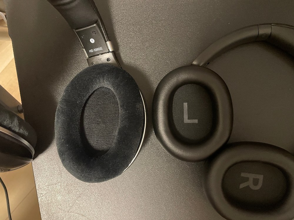 REDMI Headphones Neo（写真右）はハウジングとイヤーパッドのサイズが大分小さい