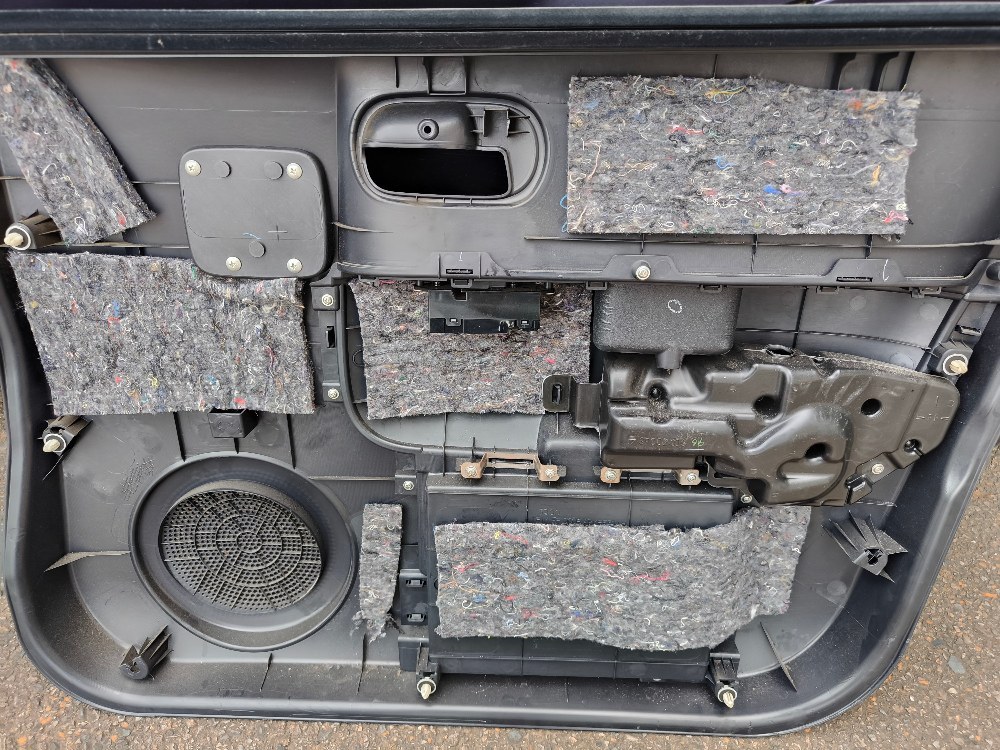 プラスチック部の振動防止