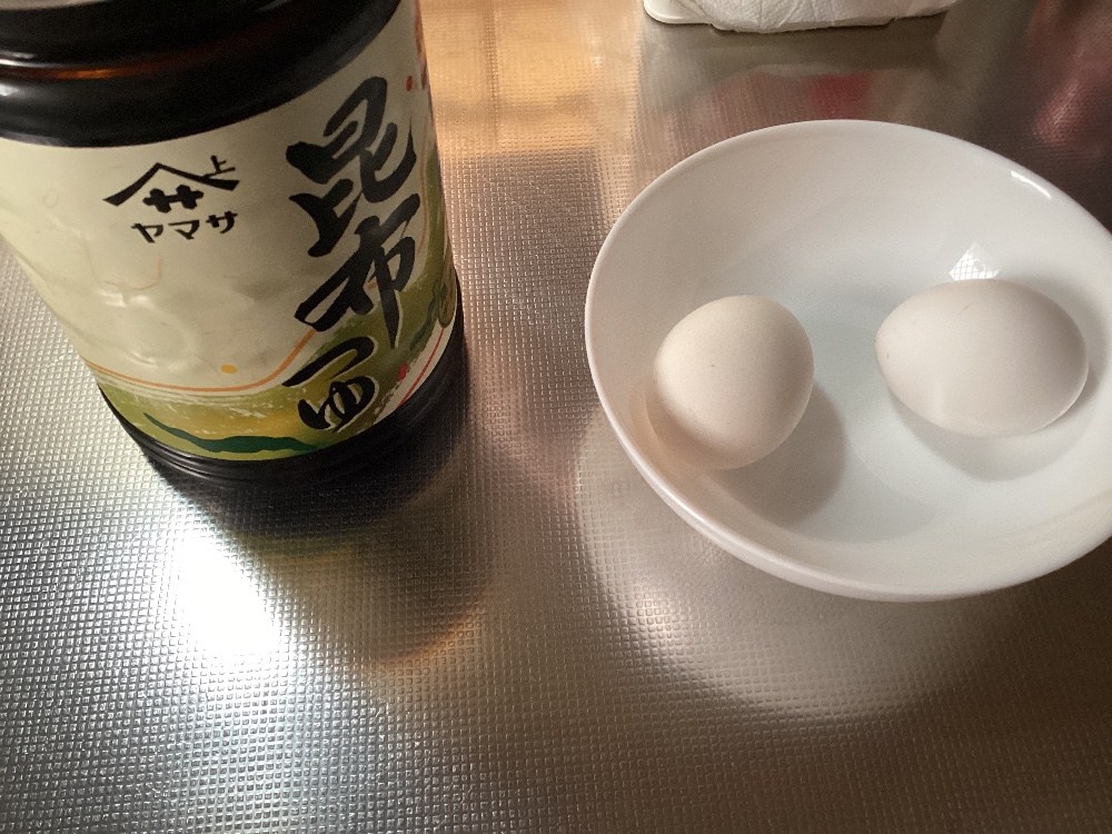卵と調味料を入れます