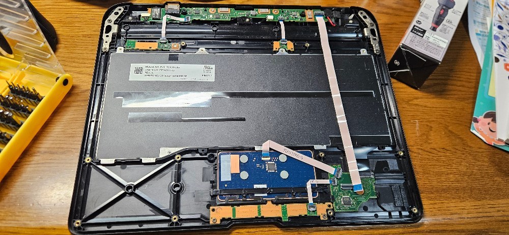 キーボードがある方の蓋を外したやつ