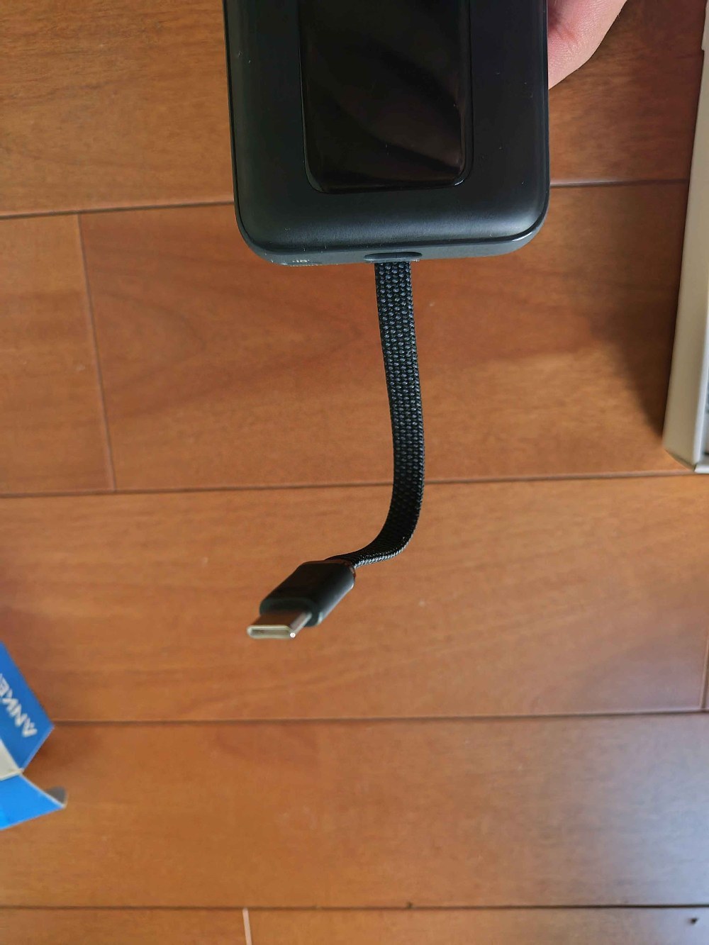 本体から生えてるケーブル