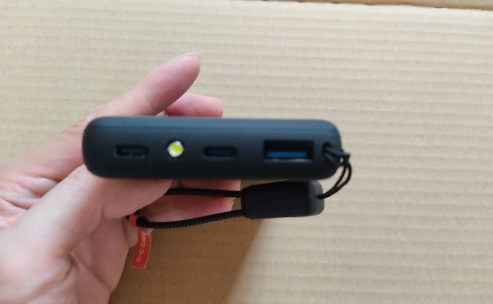 端子はType-Cx2、Type-Ax1。LEDライトあり