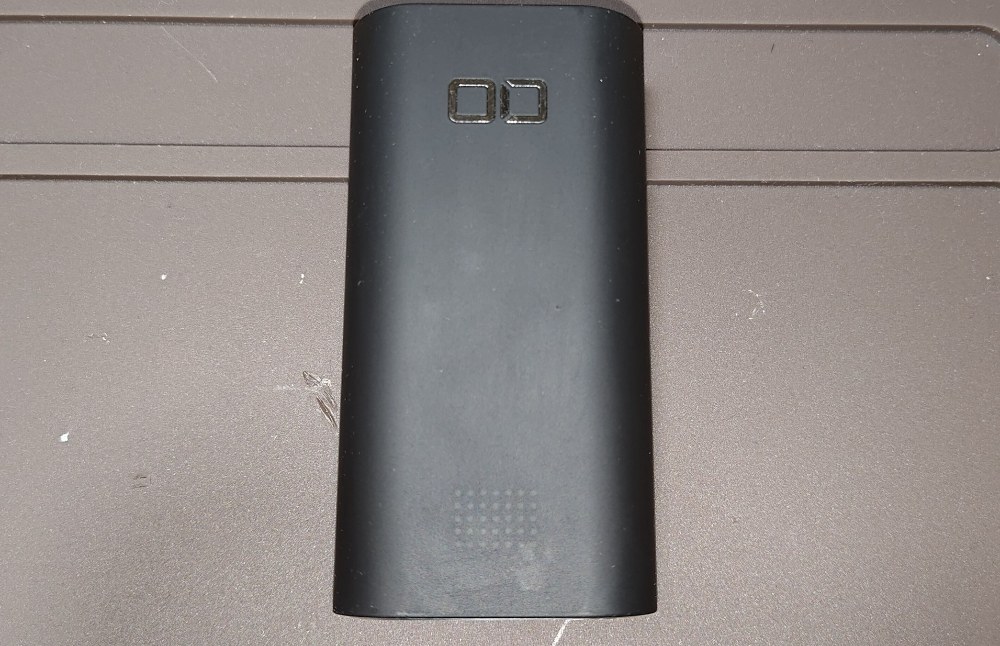 10000mhのUSB充電器のレビューをやっていきます。