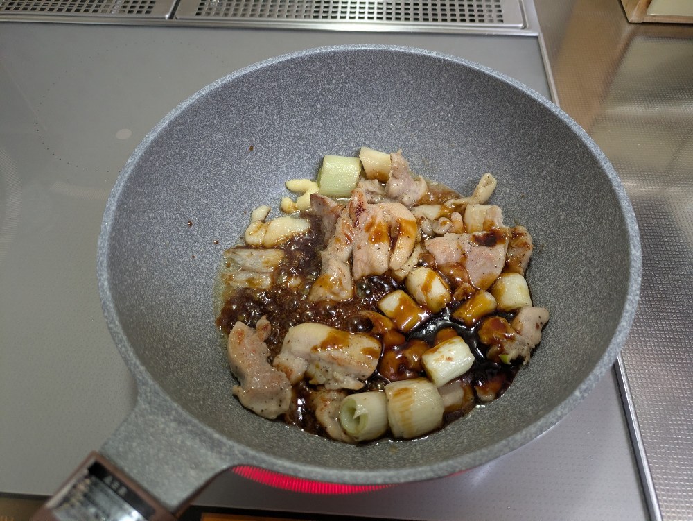 調味料と付属のタレを入れる！