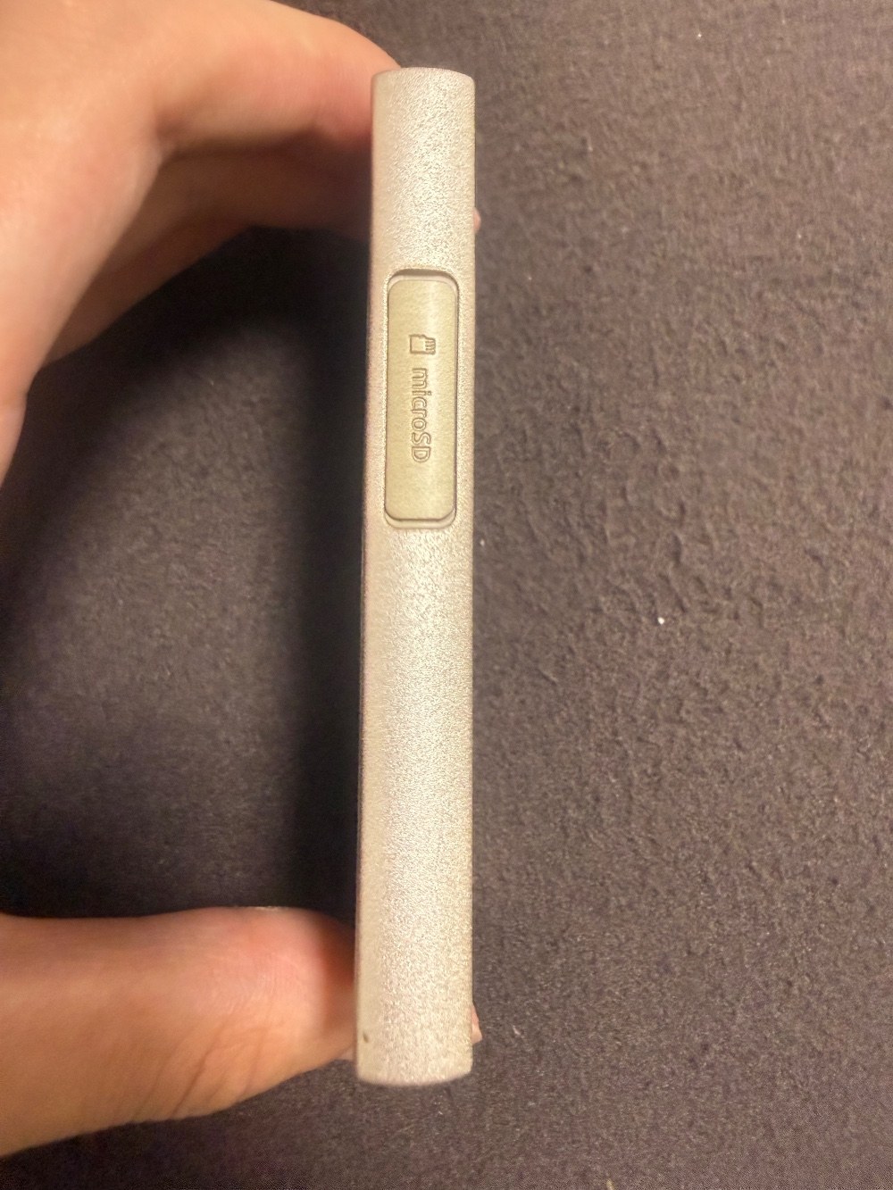 Sony walkman本体左側面