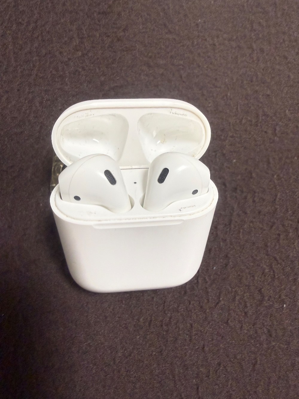 AirPods 蓋を開けた様子