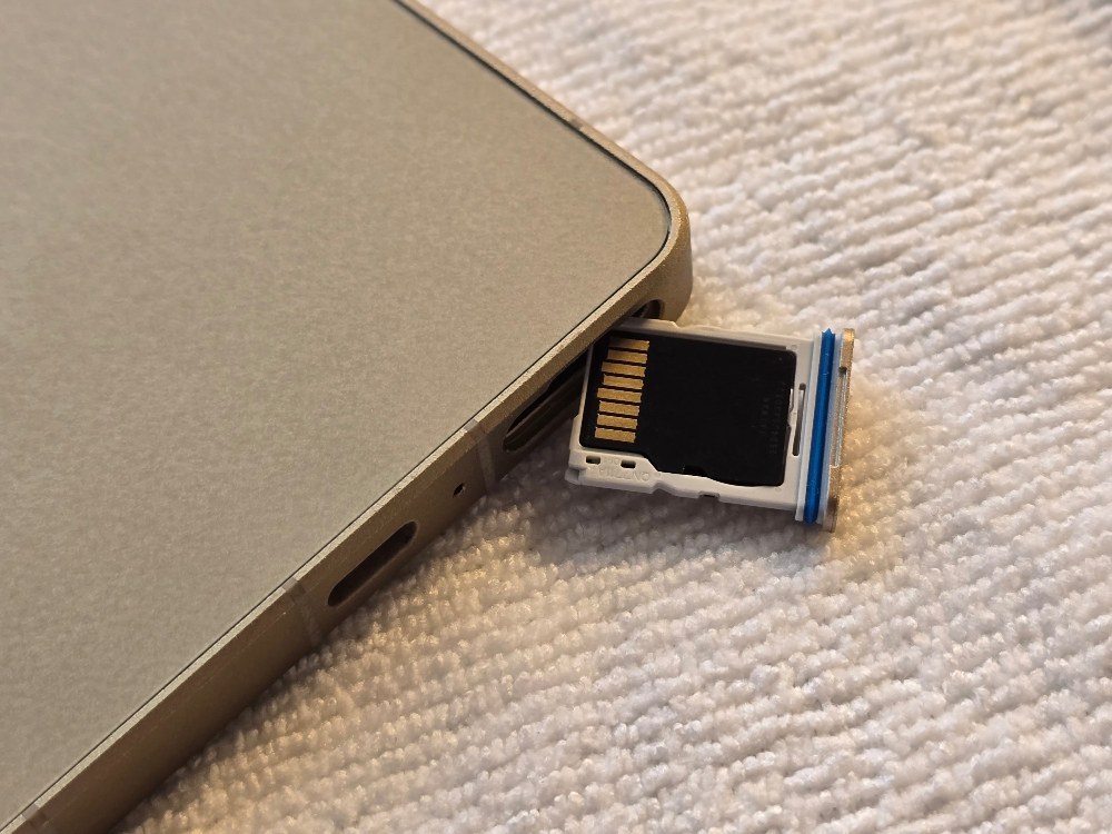 sim・SDカードスロット