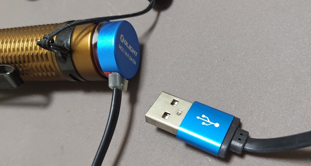 充電は専用端子ですが使い勝手はGOODです！