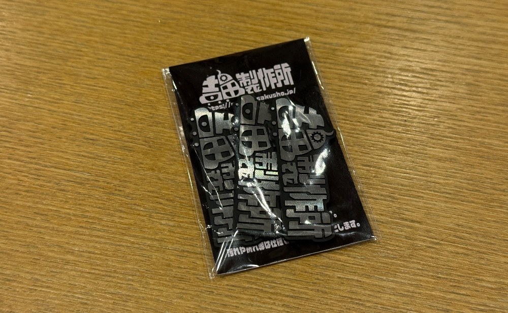 アルミ製のロゴステッカー