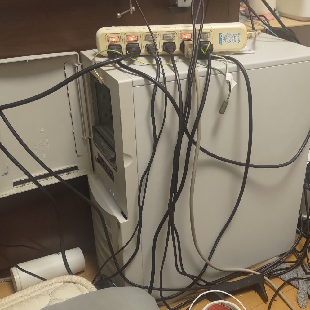 メーンPCは床直置き。