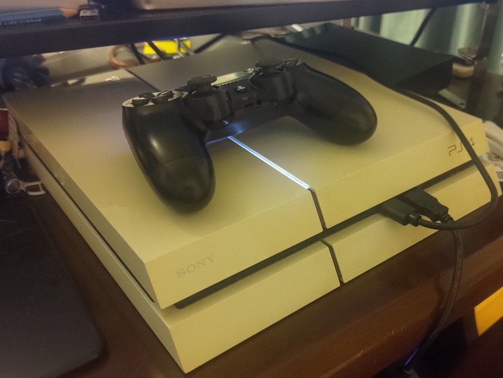 PS4は中央モニタの下に配置となった。