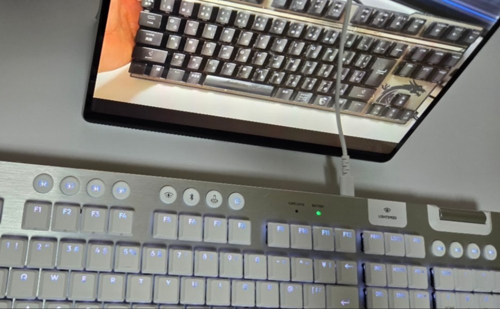 ×充電端子が変なところにある