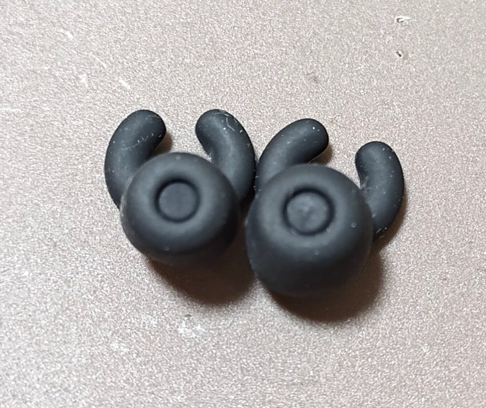 耳にいれる部分はカナル型です。