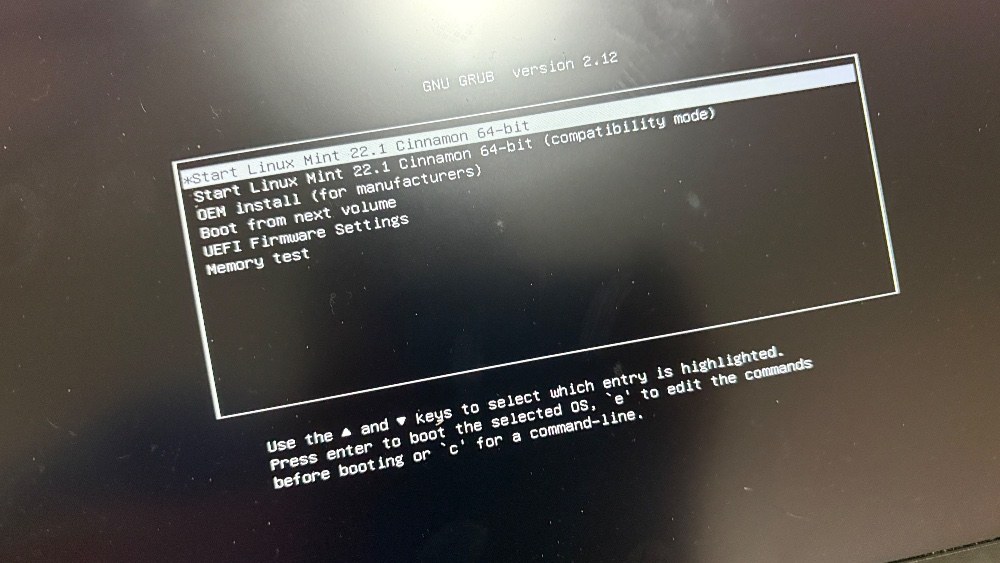 今回は思い切ってLinux Mint 22.1 Cinnamon 64-bitを入れてみることにしました。