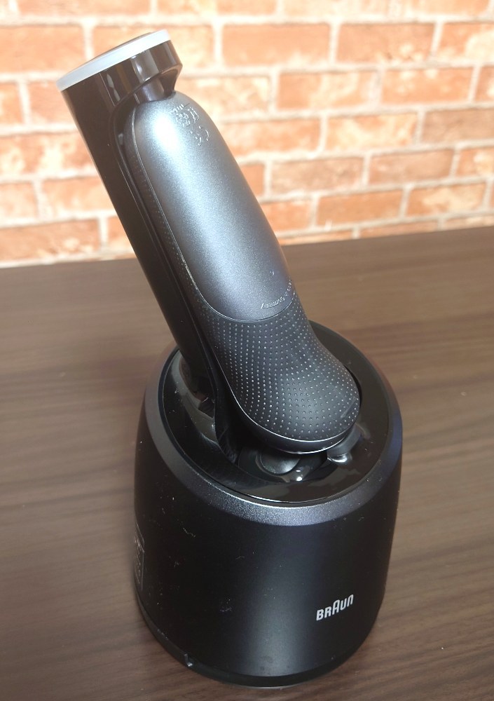 置いてワンプッシュで充電と洗浄ができる！