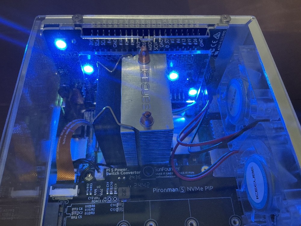 上部のLEDはこんな感じで光る