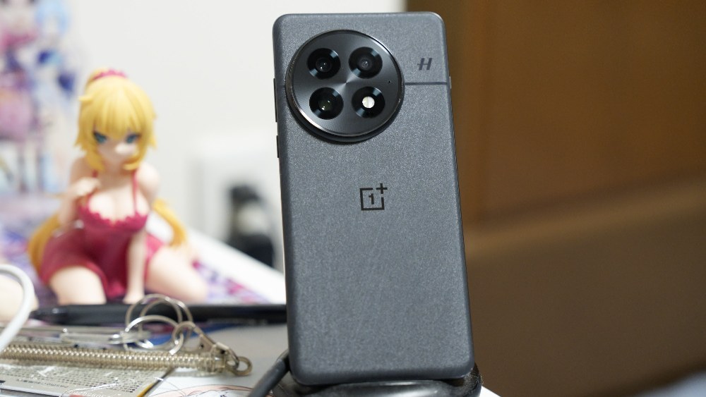 後日追記：OnePlus 13で再検証した結果、α7 IV側の問題ではなかったことが確定