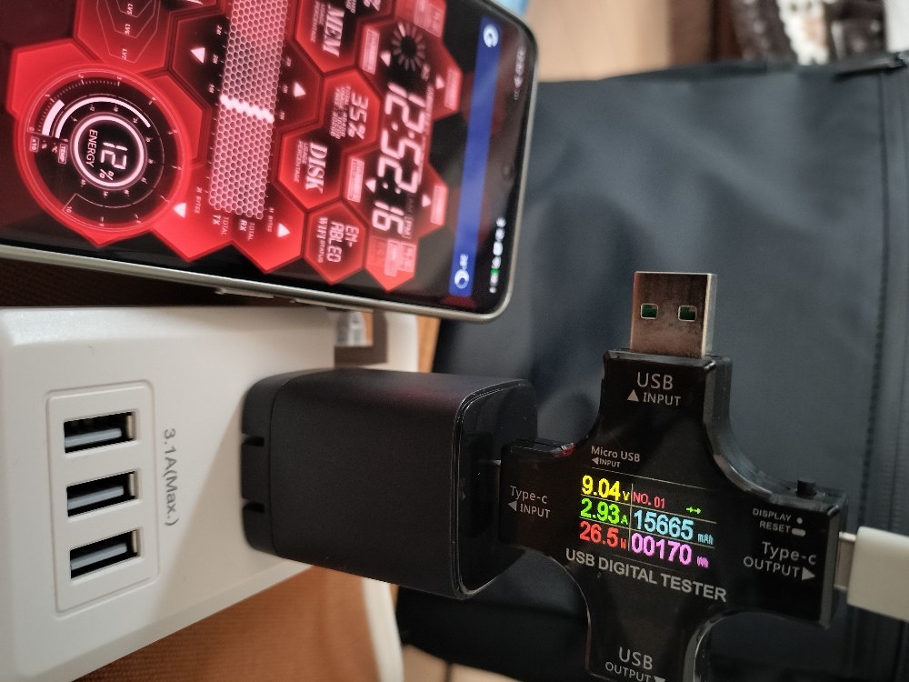 Xiaomi 14 Ultraを充電。
