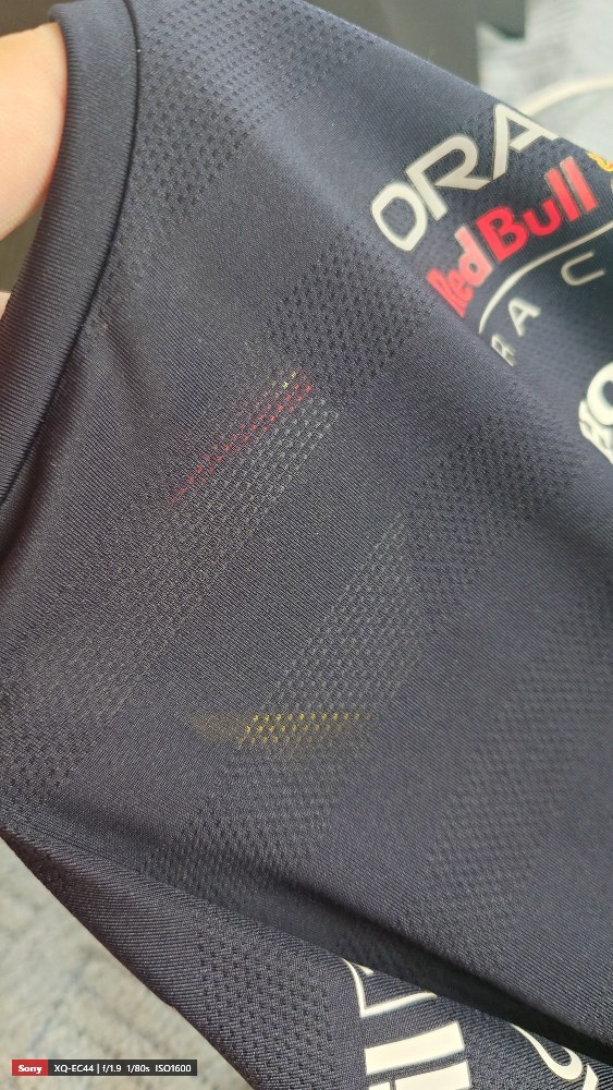 通気性が重視されてる作りだから真夏でも使えそうだけど、adidas製と同じ耐久性を期待してはいけない。