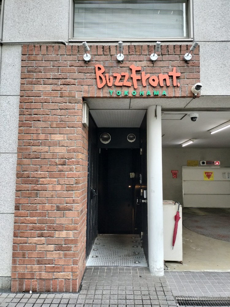 場所はココ「BuzzFront YOKOHAMA」