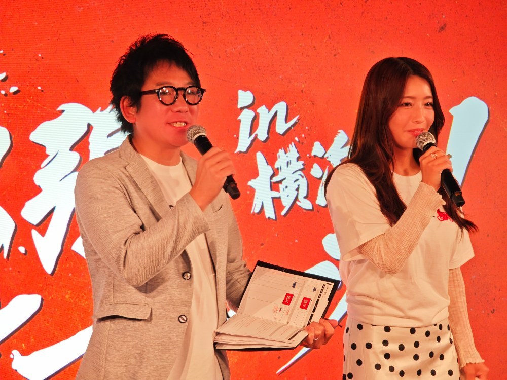 司会の 堂前英男（オートレース実況アナウンサー）さんと橋本梨菜（グラビアアイドル）さん