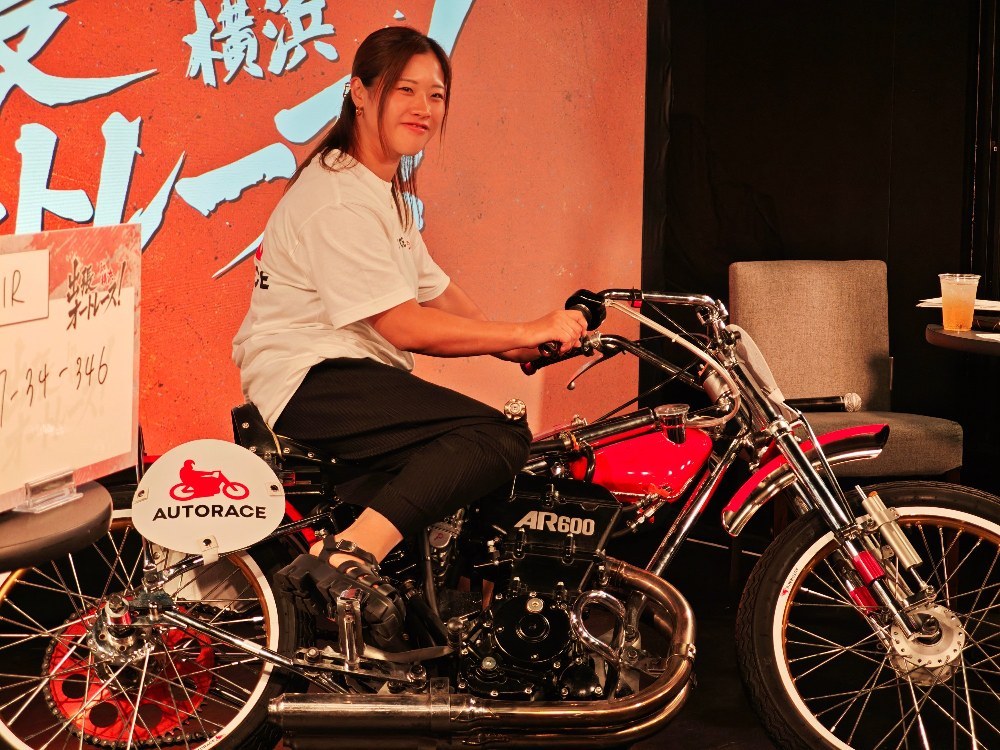 競争車にまたがる姿