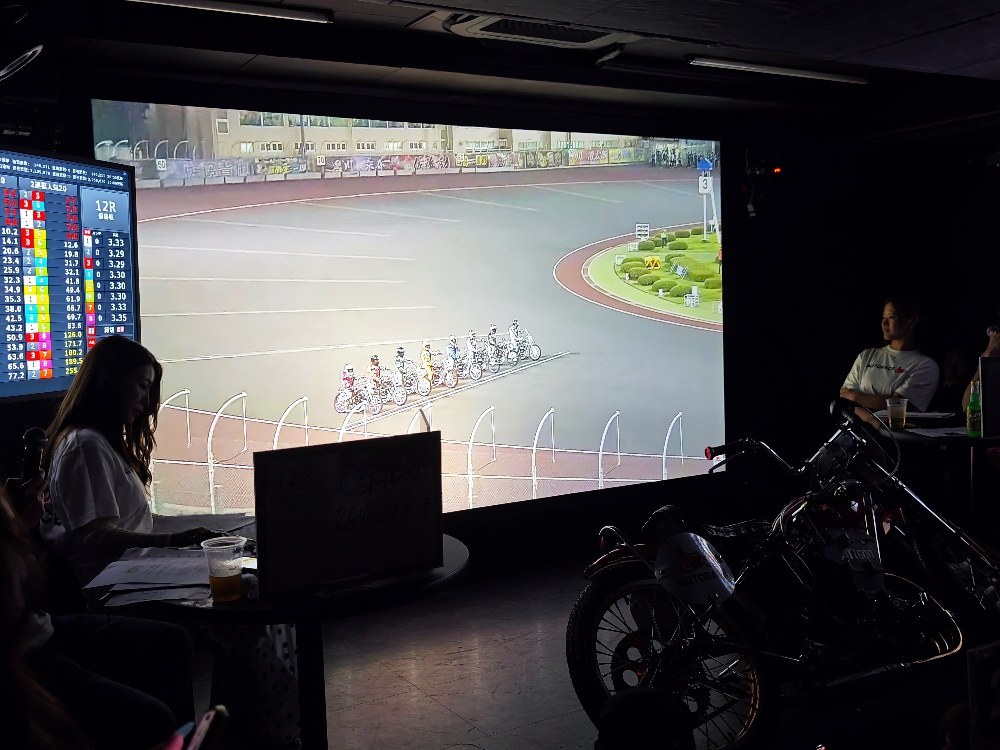 レース中は真っ暗