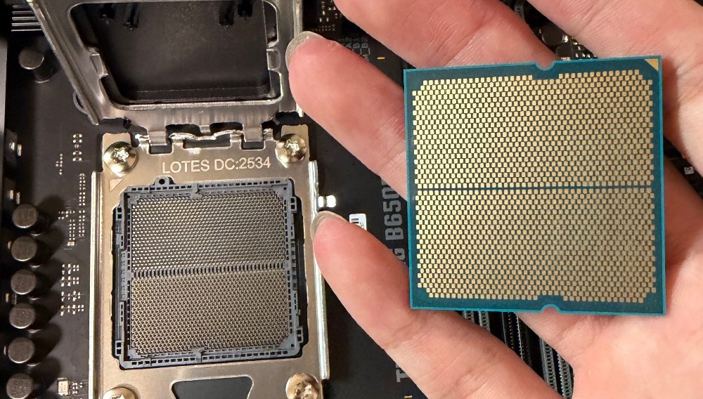 CPUの裏側とAM5マザボのソケット