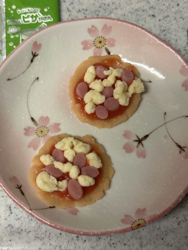 ピザに具材を乗せる