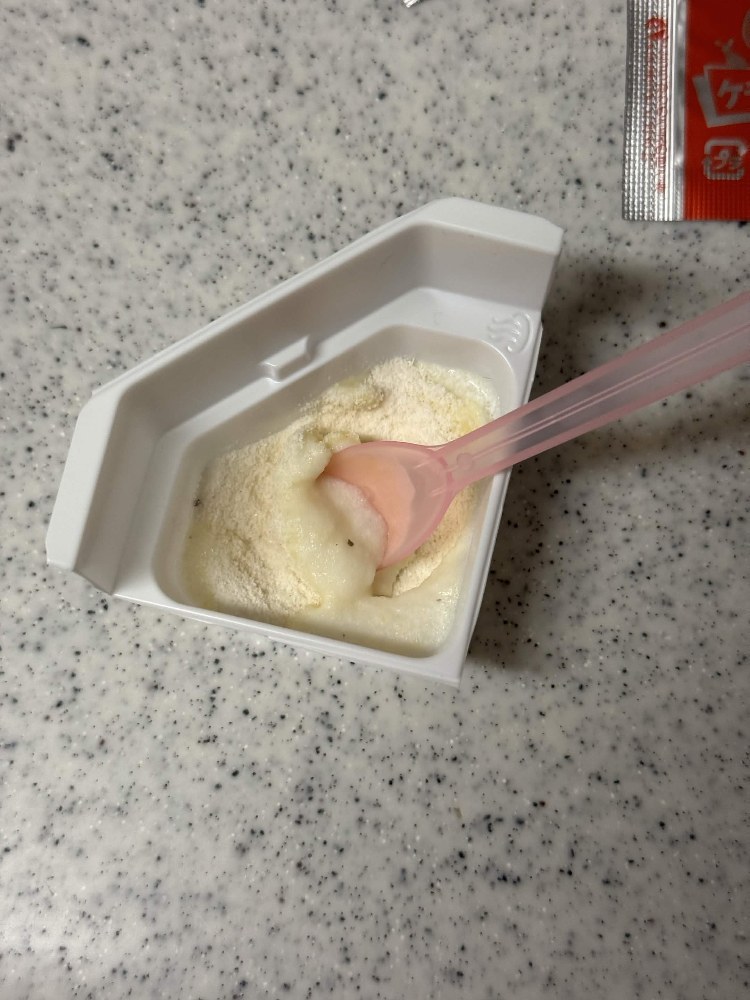 粉に水を加えて混ぜる