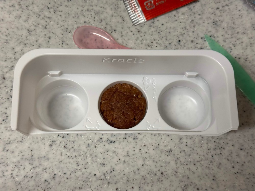 パティをトレーに押し込む