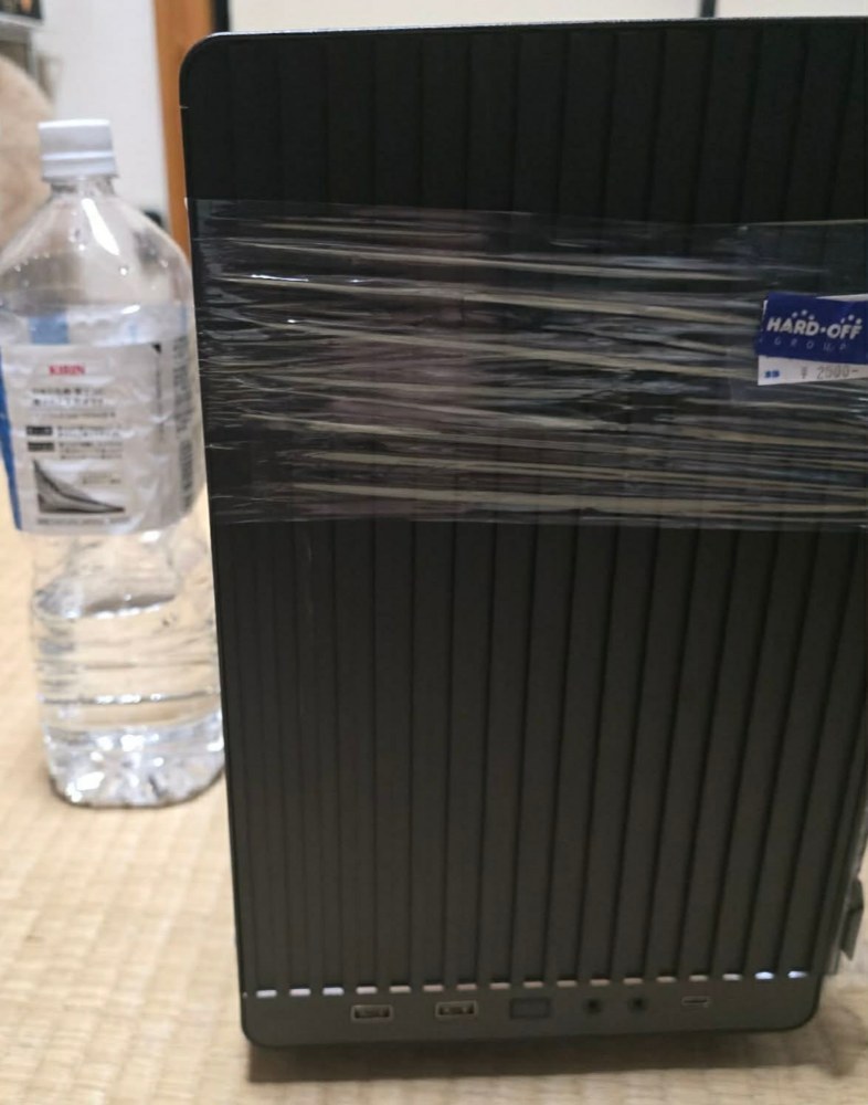 ケース前面と２リットルペットボトルと比較