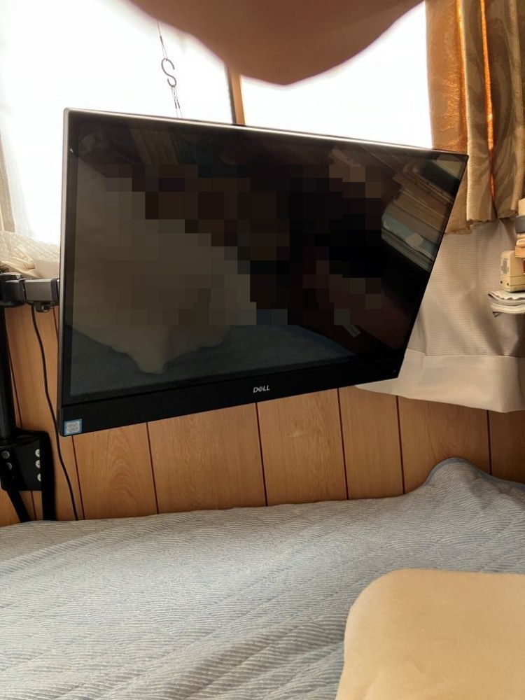 ごろ寝どころじゃなく寝ながらパソコンです