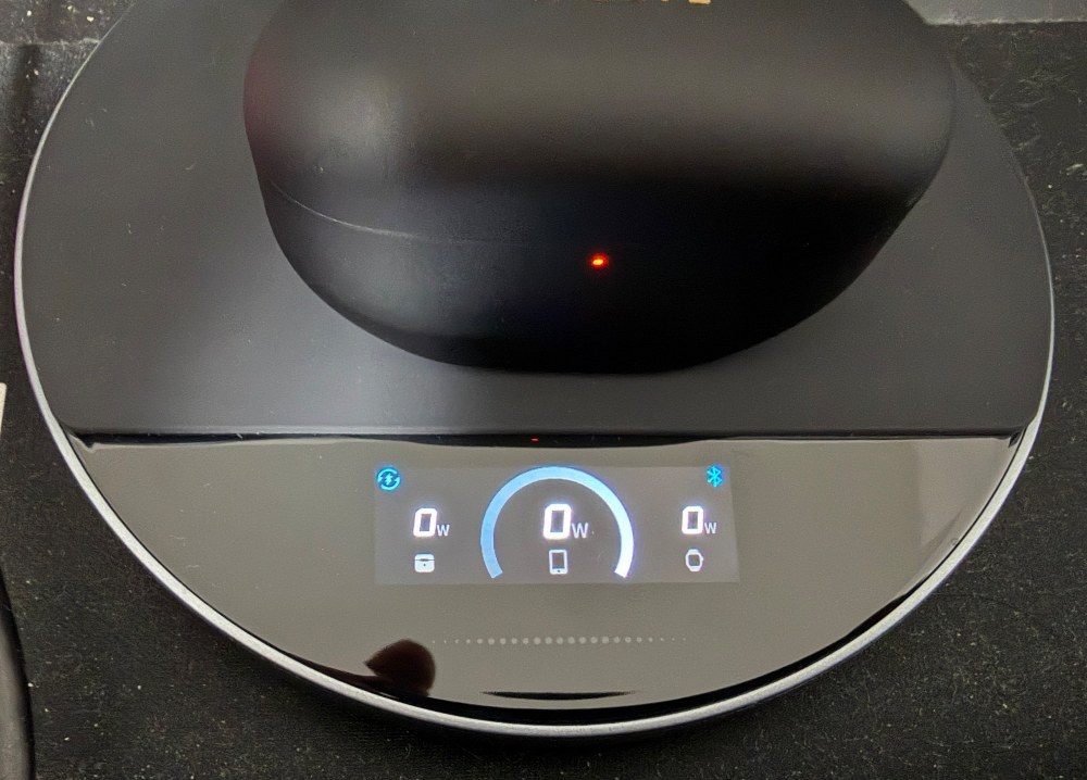 充電スタンド底面に液晶画面付き