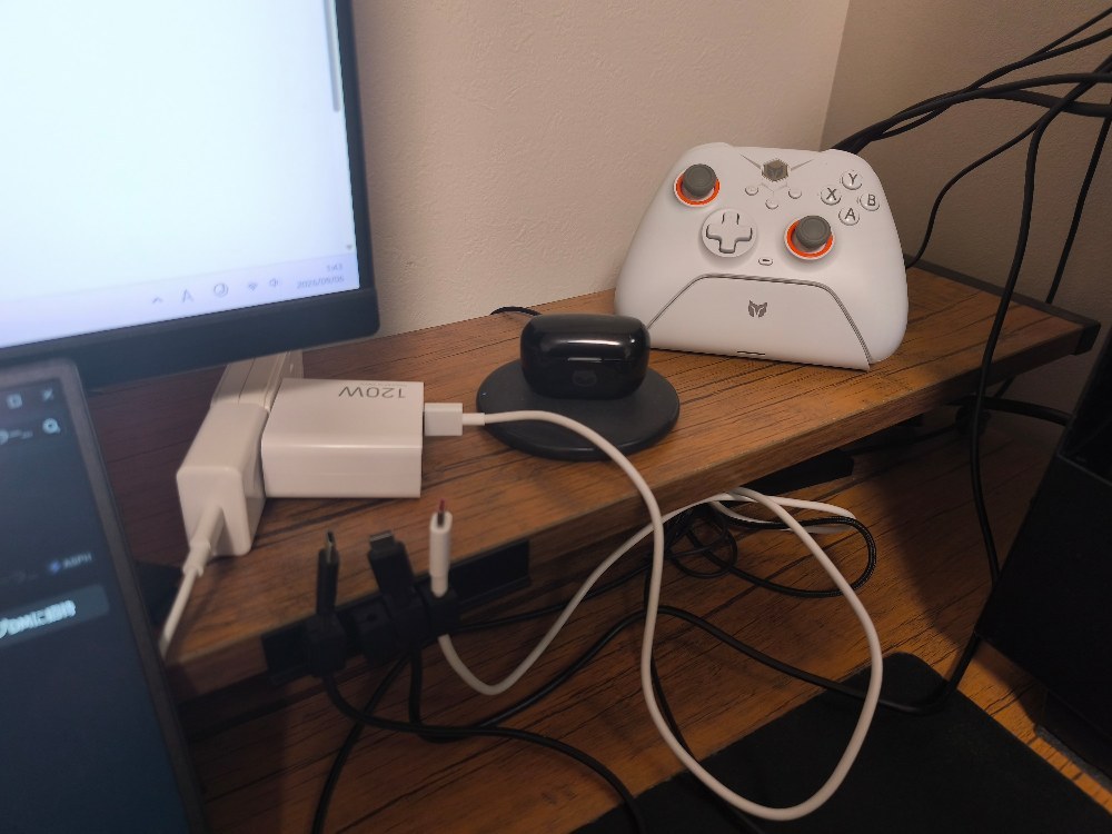 モニター右側（充電器など）