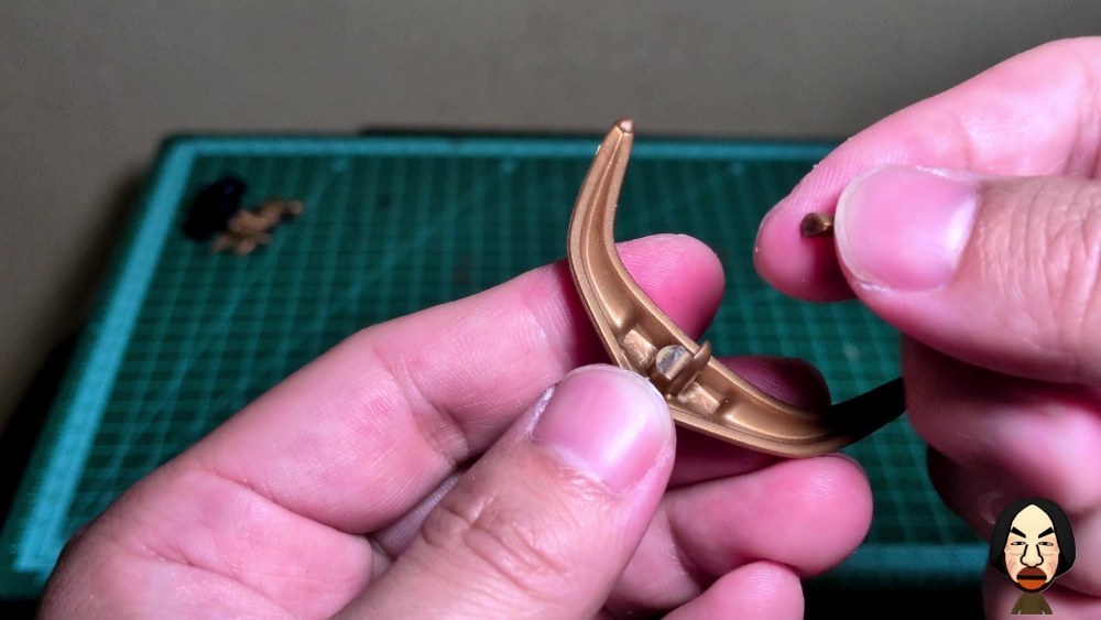 金色のプラスチックは脆い