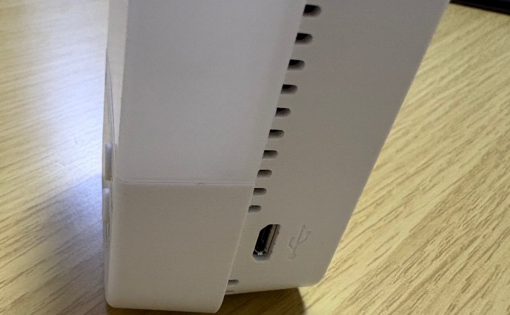 Micro USBケーブルというのが、、。