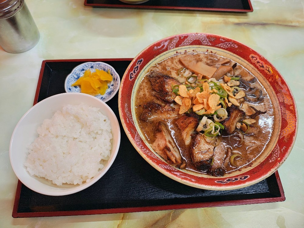熊本ラーメンが堪能できる「ふじラーメン」の焼き豚ラーメン＋ご飯です