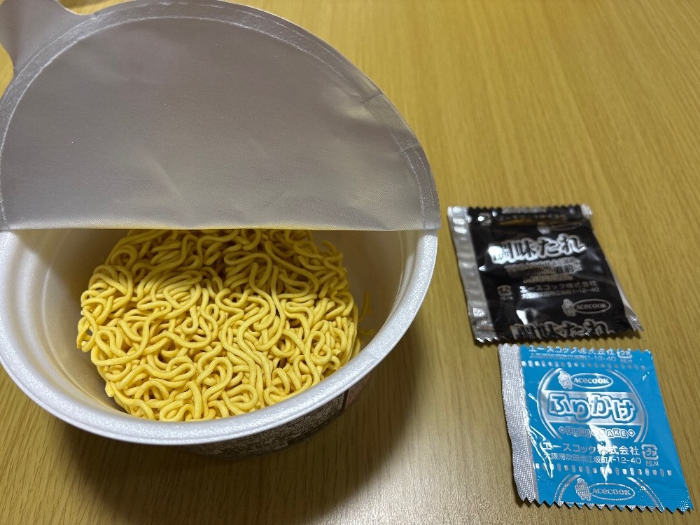 結構ふとめの麺とタレとふりかけ
