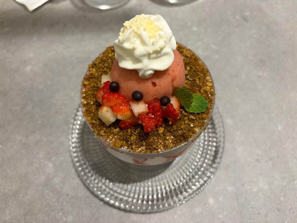 苺のシャーベットにチーズクリームの帽子