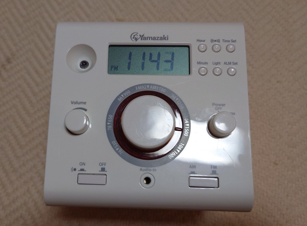周波数調整は全てダイヤルです