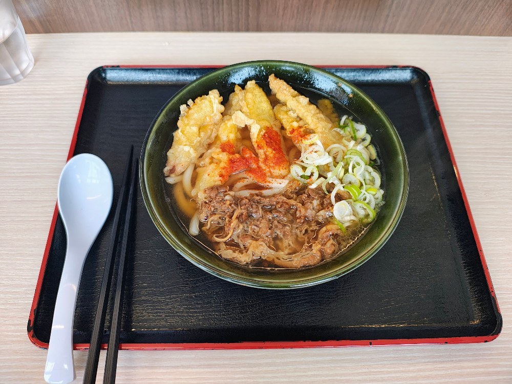 イートインコーナーで頂く肉ごぼう天うどん