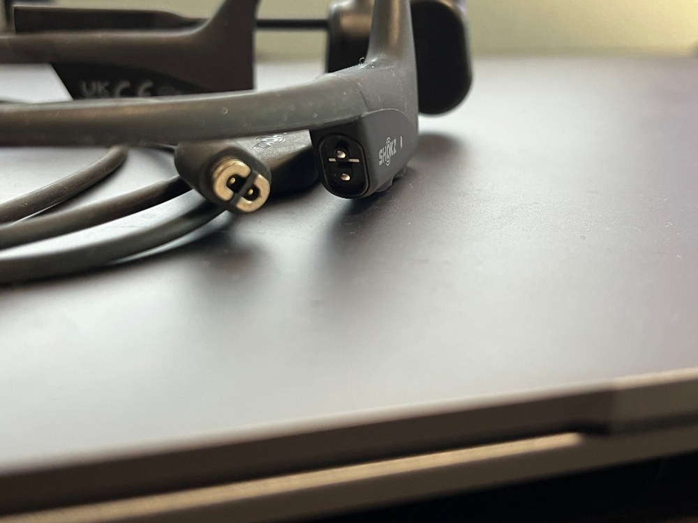本体側の充電コネクタとケーブルの画像