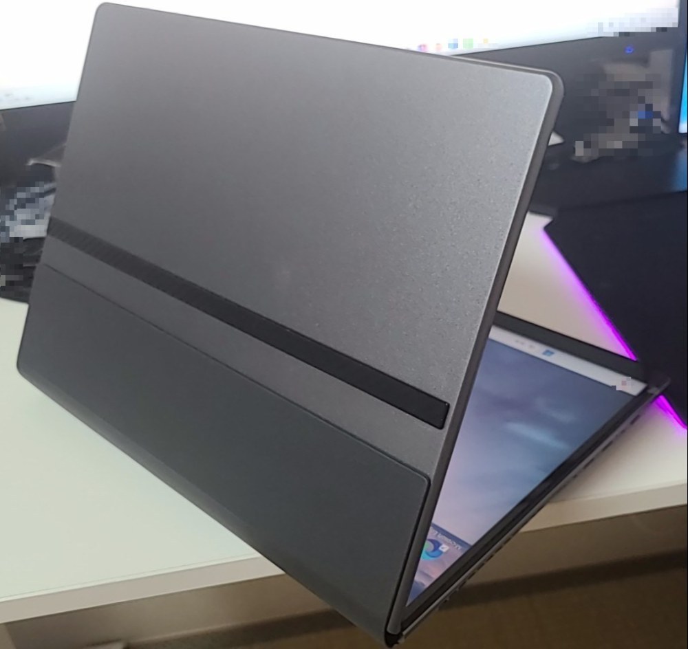 本体外観。一応金属製みたい。
